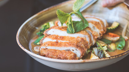 Vietnamesisches und Thailändisches Essen schön angerichtet und im Restaurant serviert mit frischen Kräutern 