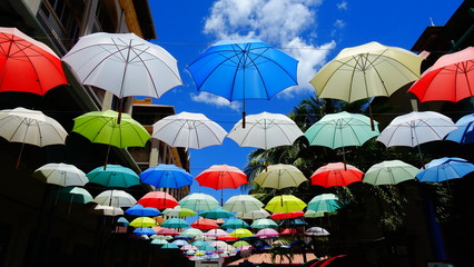 Fototapeta na wymiar Farbige Sonnen- /Regenschirme - Mauritius / Port Louis