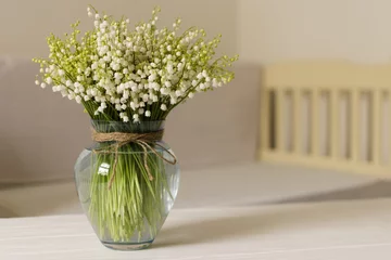 Fototapeten Wohnzimmereinrichtung mit Stillleben, Blüte Maiglöckchen in Vase © alexytrener