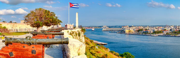 Panoramic view of old cannons overlooking the city of Havana - obrazy, fototapety, plakaty