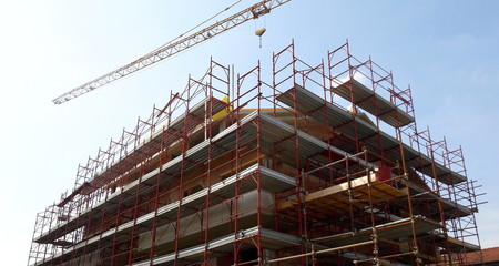 Cantiere edile - gru e ponteggio