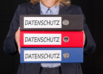 Datenschutz, Datenschutzrichtlinie, DSGVO, Datenschutzgrundverordnung, Frau mit Akten im Büro