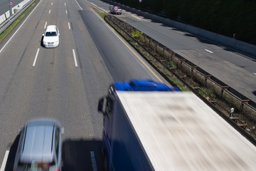 Geisterfahrer auf der Autobahn: tödliche Unfallgefahr durch Unachtsamkeit