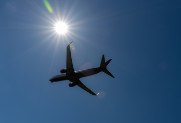 Flugzeug und  die Sonne