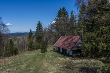 Opuszczona chata w górach