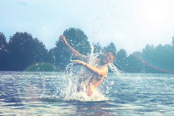 Glückliche junge Menschen laufen und springen am See beim Sonnenuntergang © Thaut Images