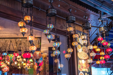 Bunte orientalische Lampen bei Geschäft. Istanbul, Türkei