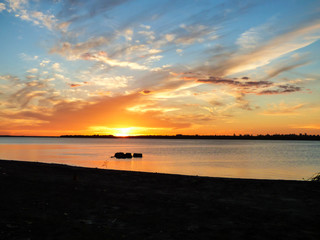 Obraz premium Colorful sunset by the Uruguay river at the border between Brazil and Argentina