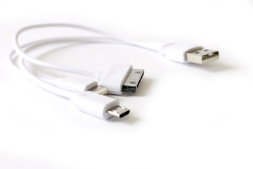 Cable conector usb blanco, cables cargadores de teléfono móvil , en fondo blanco