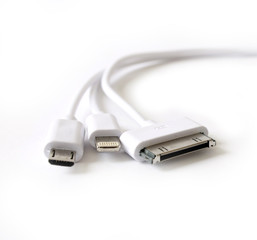 Cable conector usb blanco, cables cargadores de teléfono móvil , en fondo blanco