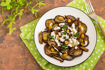 Salad with fried eggplants, chickpeas and dates