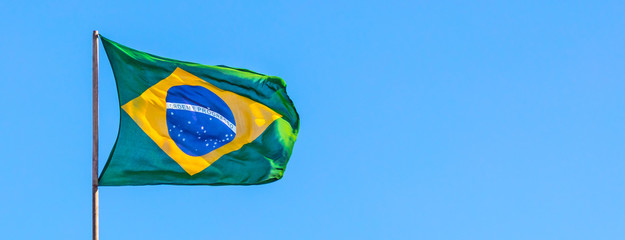 Bandeira do Brasil e céu azul