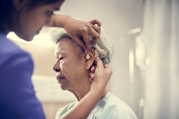 Obraz na płótnie Canvas An elderly woman with hearing aid