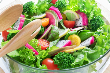 カラフルな野菜サラダ