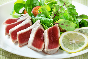 まぐろのたたきと野菜サラダ