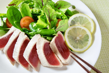 まぐろのたたきと野菜サラダ