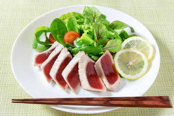 まぐろのたたきと野菜サラダ