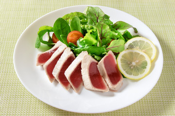 まぐろのたたきと野菜サラダ