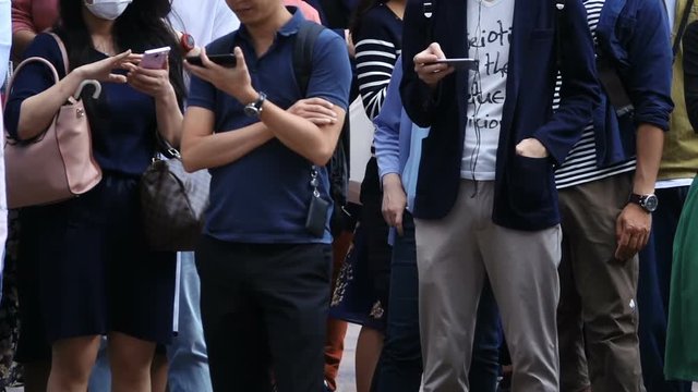 東京・渋谷スクランブル交差点・信号待ち・スーパースローモーション・8倍速・240fps