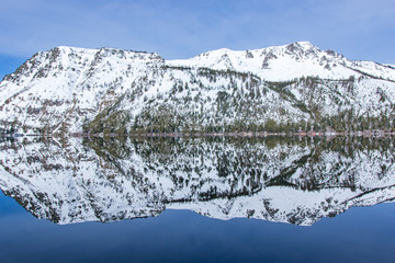 Fototapeta na wymiar Lake reflecting mountains above