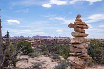 Fototapeta na wymiar Cairn overlooking desert rock formations