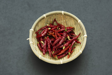 竹ざるに盛った赤唐辛子