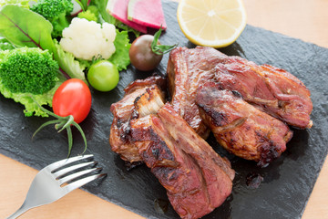 スペアリブと野菜サラダ