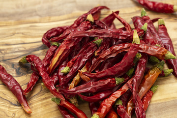 まな板の上の赤唐辛子