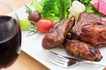 スペアリブと野菜サラダ