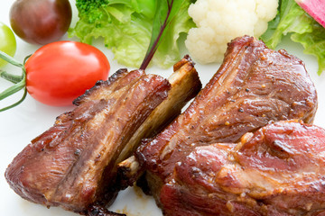 スペアリブと野菜サラダ