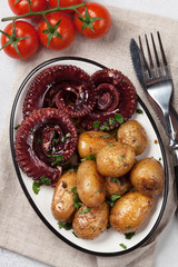 Grilled octopus with small potatoes