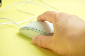 Click. Hand to use the mouse of the PC for.  クリック、パソコンのマウスを使う手　黄色背景