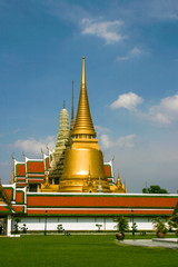 Fototapeta na wymiar The beauty of Thai architecture Thai pagoda gold in Bangkok Thailand