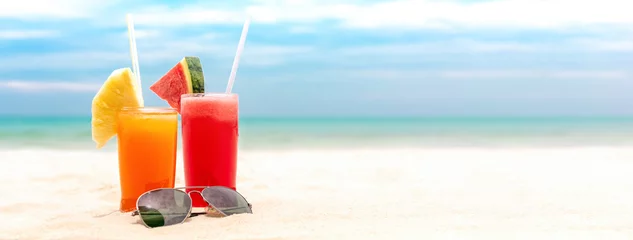 Photo sur Plexiglas Jus Boissons de jus de fruits tropicaux froids et rafraîchissants colorés sur fond de bannière de plage d& 39 été