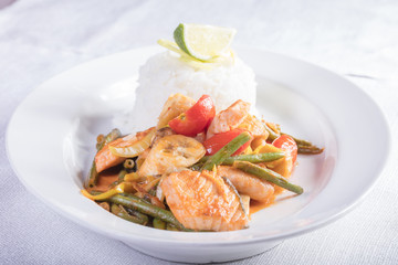 Рис, печёная рыба и овощи-гриль. Rice, baked fish and grilled vegetables
