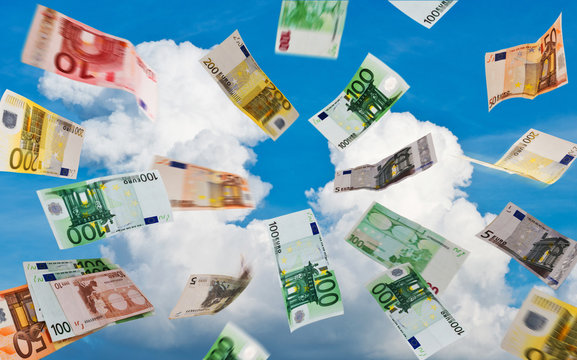 Euro money fallig down on the sky
