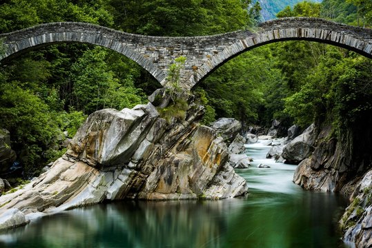Fototapeta Verzasca river with arched bridge Ponte die Salti, Lavertezzo, Ticino, Switzerland, Europe