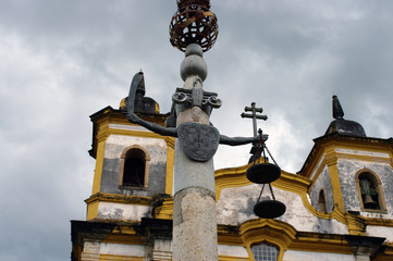 Balance devant une église de la ville de Mariana