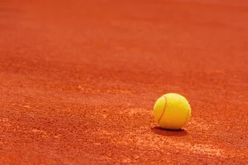 Zelfklevend Fotobehang Tennis ball on clay court © Bits and Splits
