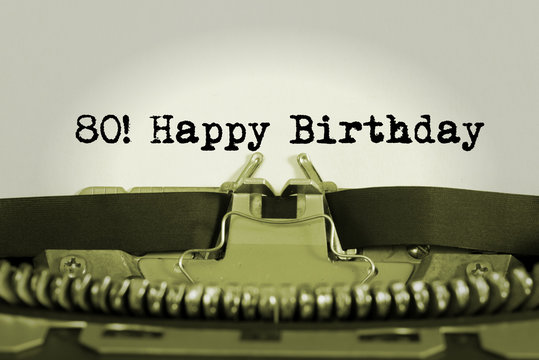 Eine Schreibmaschine und Glückwünsche zum 80 Geburtstag