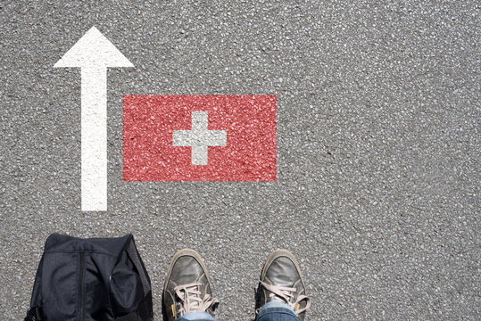 Ein Mann mit dem Koffer reist in die Schweiz ein