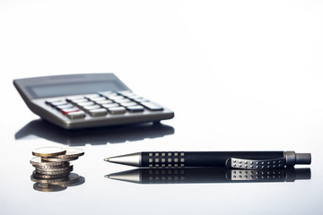 Finanzen, Eurobargeld. Kugelschreiber und Taschenrechner auf spiegeldem Tisch, Hintergrund