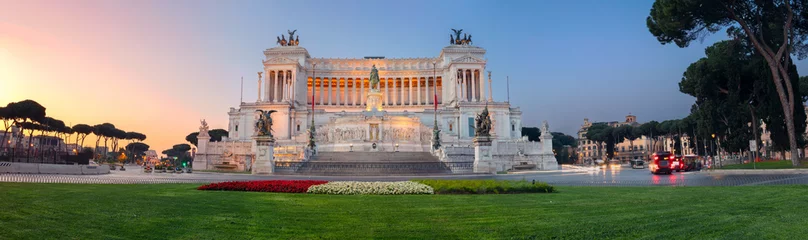 Schilderijen op glas Rome. Panoramic image of the Monument of Victor Emmanuel II, Venezia Square, in Rome, Italy during sunrise. © rudi1976