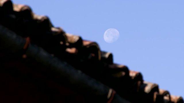 Luna con tegole antiche
