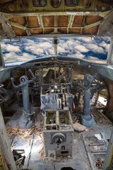 Blick durchs Cockpit auf die Wolken (Flugzeugabsturz / Flugzeugkatastrophe)
