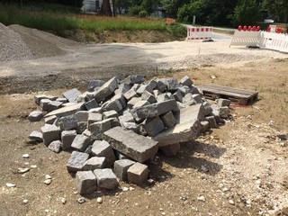 Steinhaufen quadratischer Pflastersteine in Baustelle 