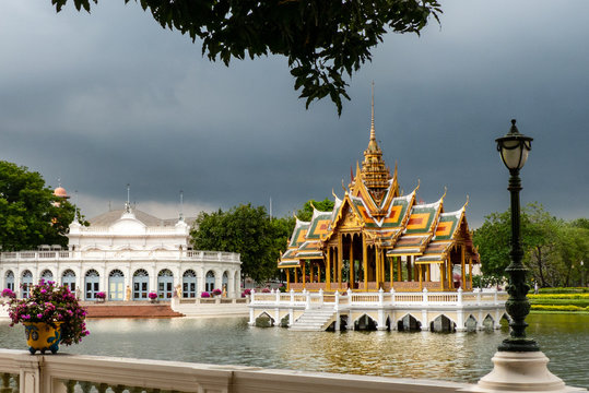 Königliche Sommerresidenz Bang Pa In: Wasserpavillon Phra Thinang Aisawan Thippayat