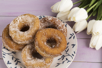 Rosquillas caseras y tulipanes blancos.