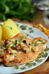 Chicken breast with chanterelles and tomatoes