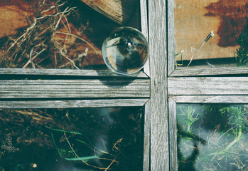 Fondo de una vieja ventana con una bola de cristal 